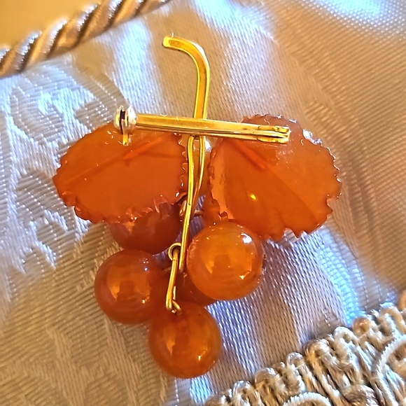 Vintage Amber Grape Brooch - Picture 3 of 3